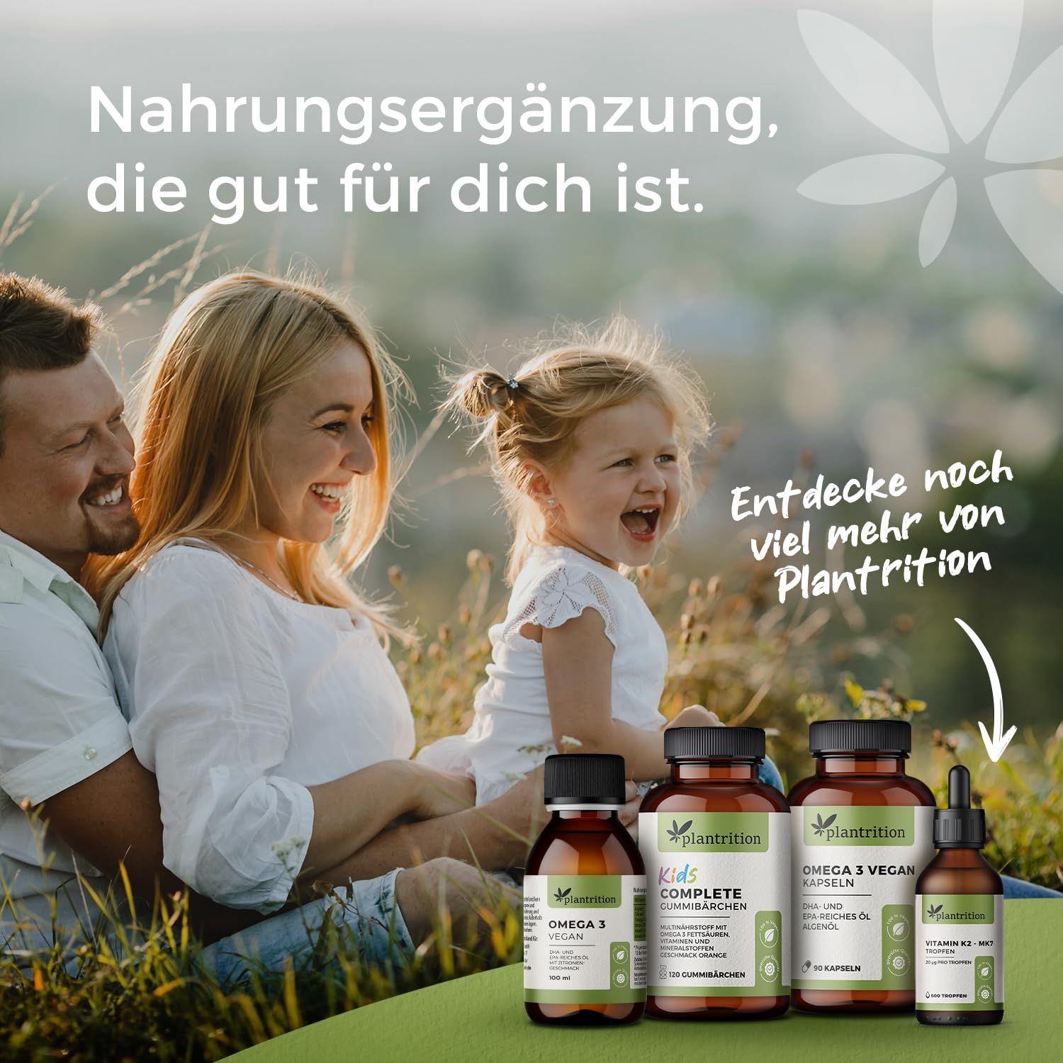 Familie im Freien, umgeben von verschiedenen Nahrungsergänzungsmitteln. Enthält Flaschen und Tropfen von plantrition.