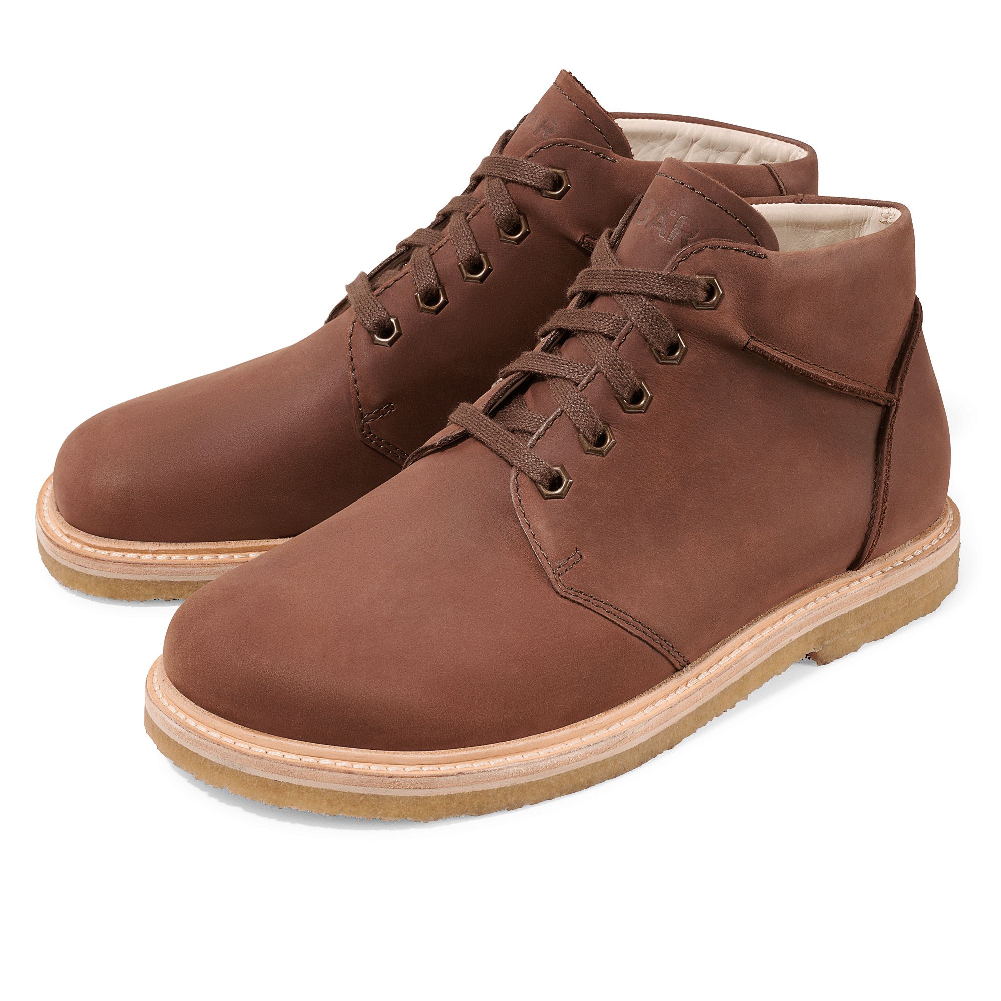 Braune Stiefeletten mit Schnürsenkeln. Hellbraune Sohle. Obermaterial aus Leder. Zwei Schuhe nebeneinander.