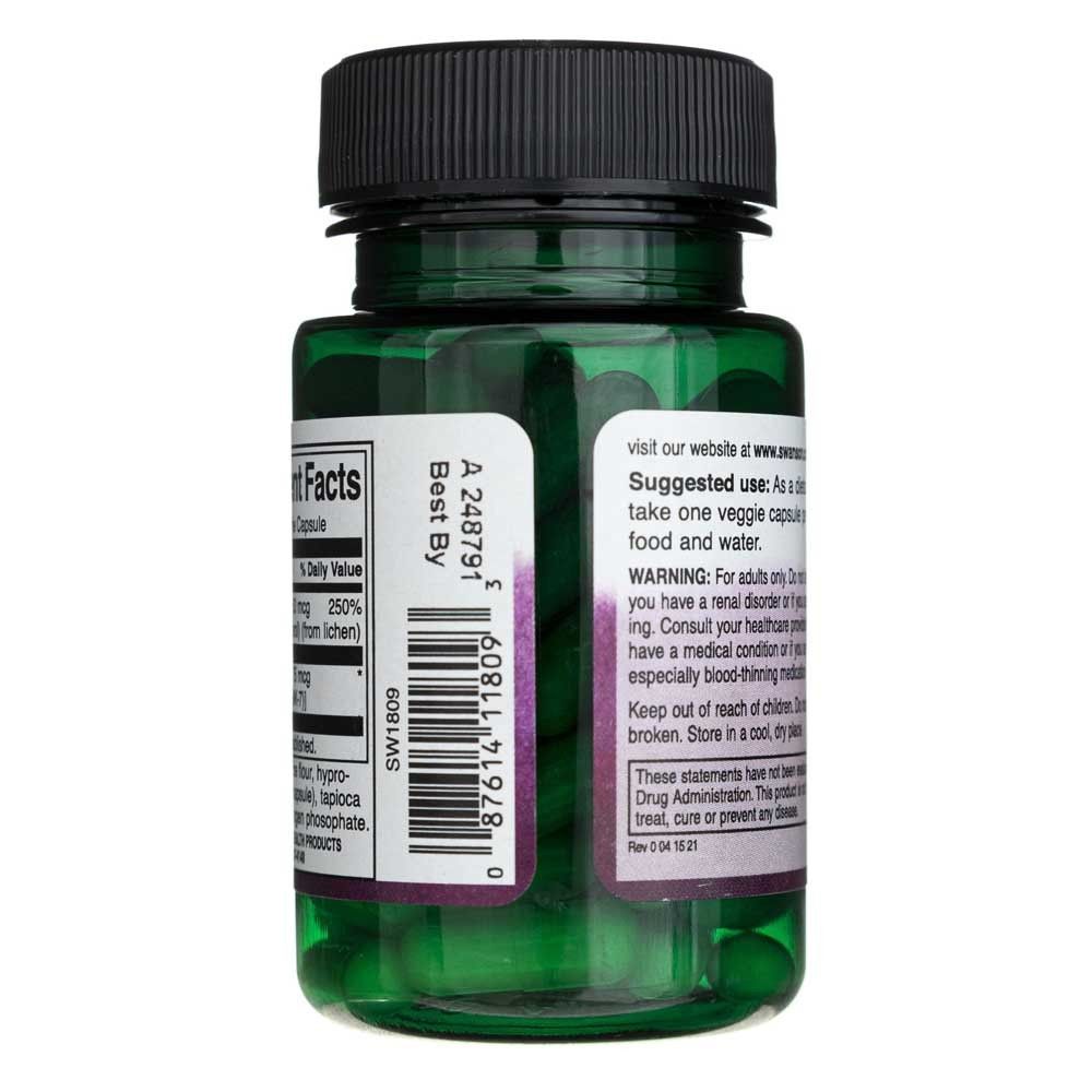 Transparente grüne Flasche mit Swanson Vitamin D3 & K2 Kapseln. Barcode und Verfallsdatum sichtbar.