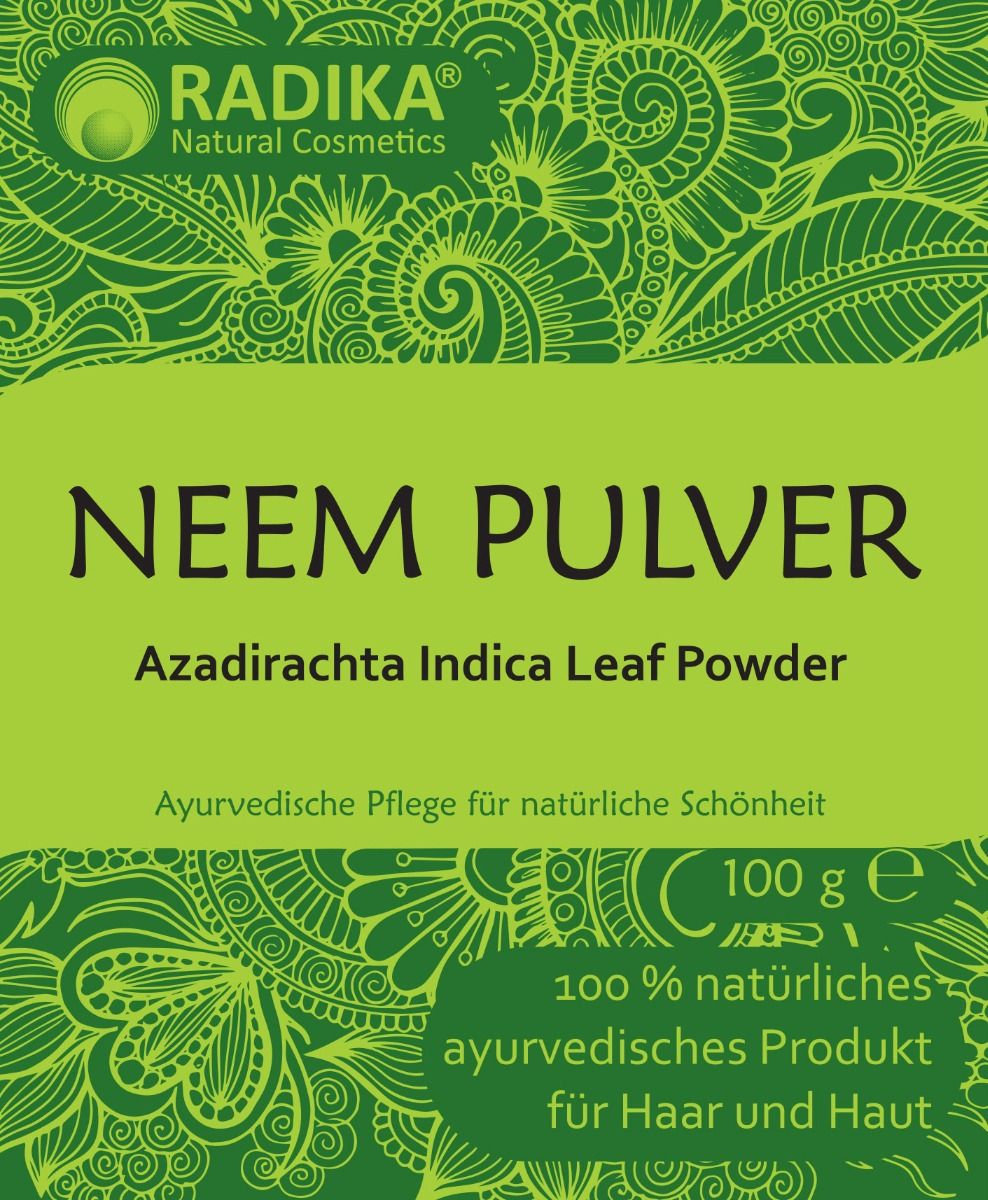 Grünes Etikett mit der Aufschrift: Neem Pulver, Azadirachta Indica Leaf Powder. Marke: Radika Natural Cosmetics. 100 g.