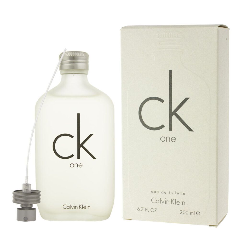 Flakon und Verpackung von Calvin Klein Ck One. Flakon mit silbernem Deckel, weißem Inhalt und grauer Schrift. Verpackung mit Logo.