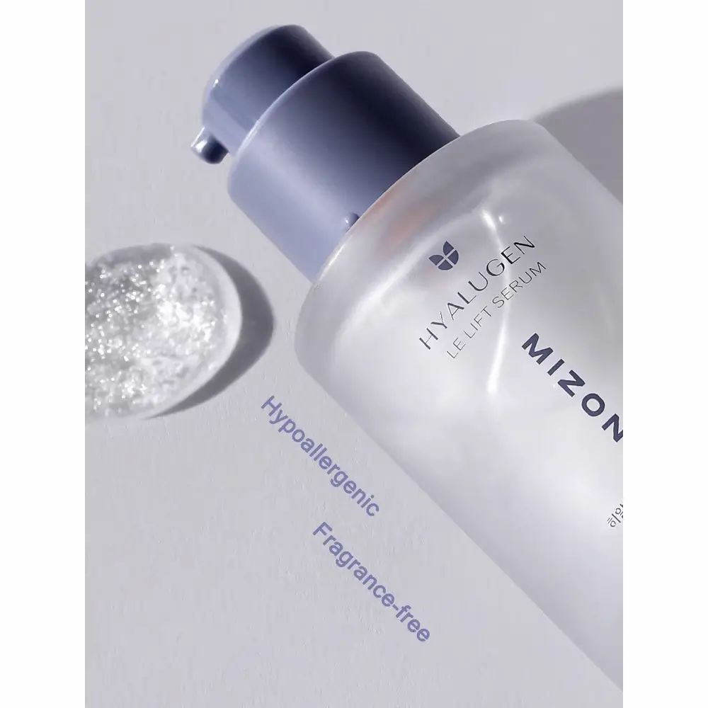 Serumflakon mit Text: Hypoallergen, parfümfrei. Serumspur daneben. Aufschrift: Hyalugen Le Lift Serum, Mizon.