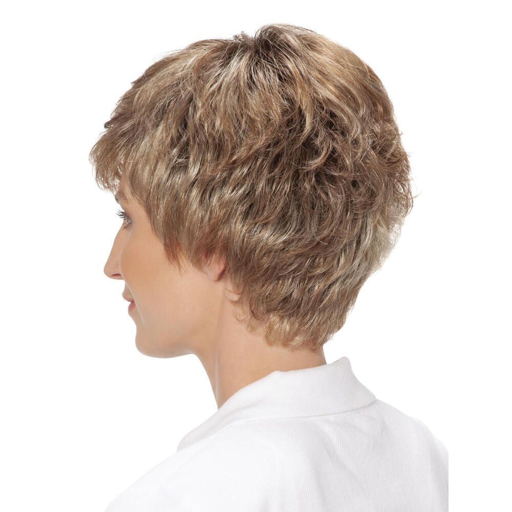 Kurzhaarperücke, blond-meliert, Seitenansicht einer Frau. Frau trägt weißes Hemd.