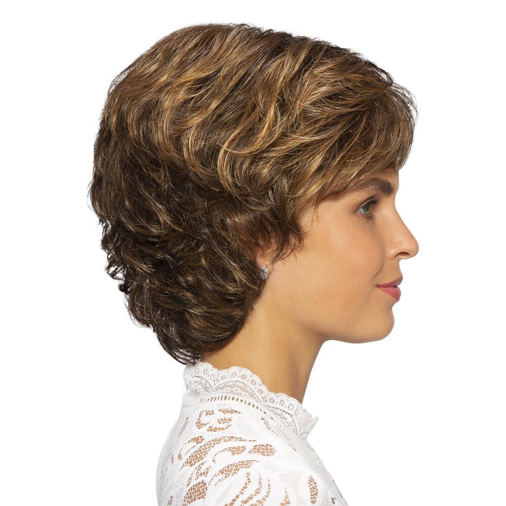 Kurzhaarperücke mit braunen und blonden Strähnen. Seitenansicht einer Frau mit Perücke und Spitze-Oberteil.