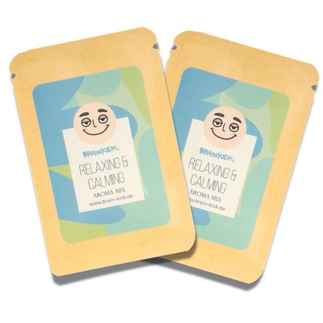 Zwei Nachfüllpackungen mit dem Produktnamen und Logo. Text: Relaxing & Calming. Aroma Mix. Verpackung: Beige, quadratisch.