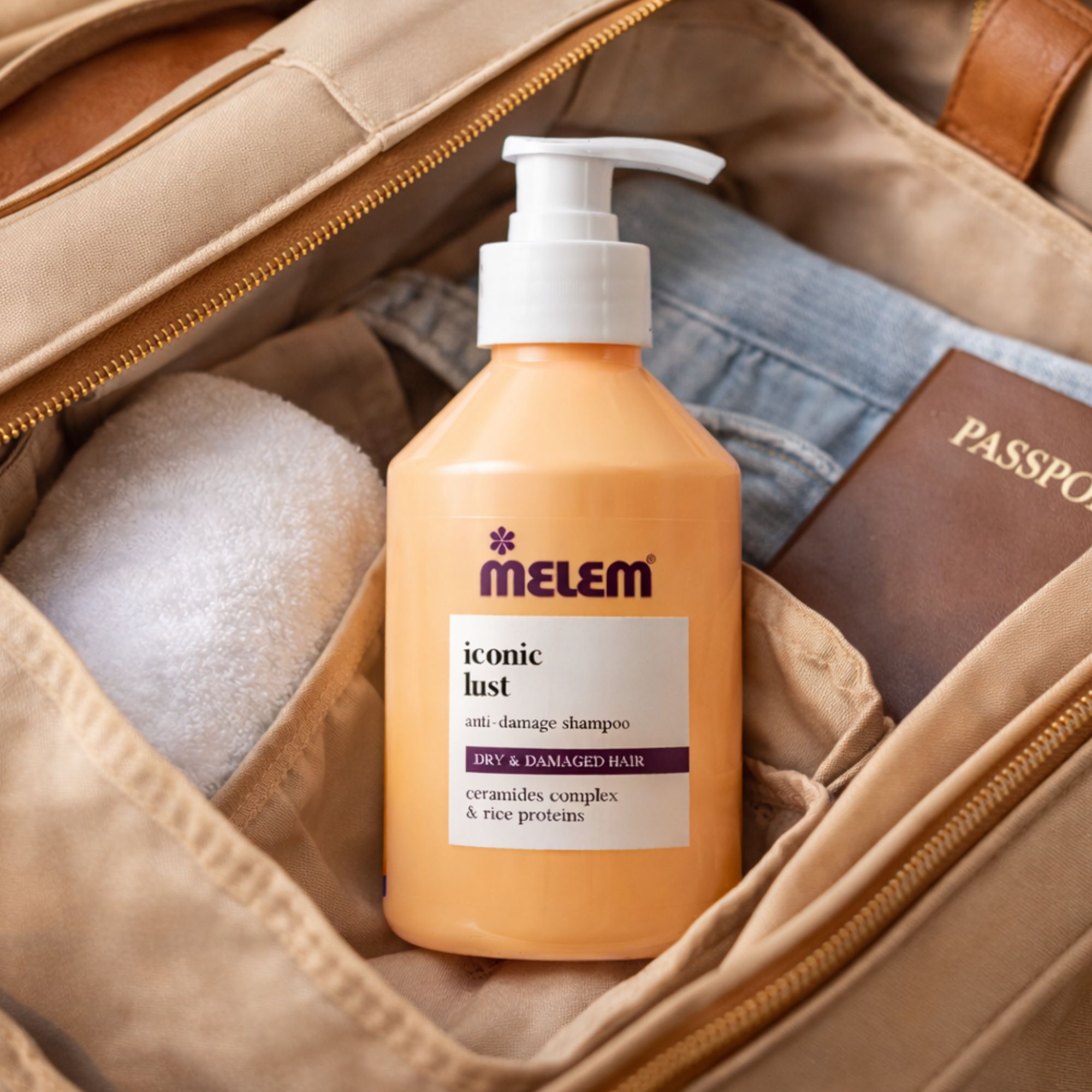 Beige Shampoo-Flasche mit weißem Pumpkopf. Aufschrift: Melem iconic lust. Anti-Damage Shampoo. Für trockenes & geschädigtes Haar. Im Koffer.