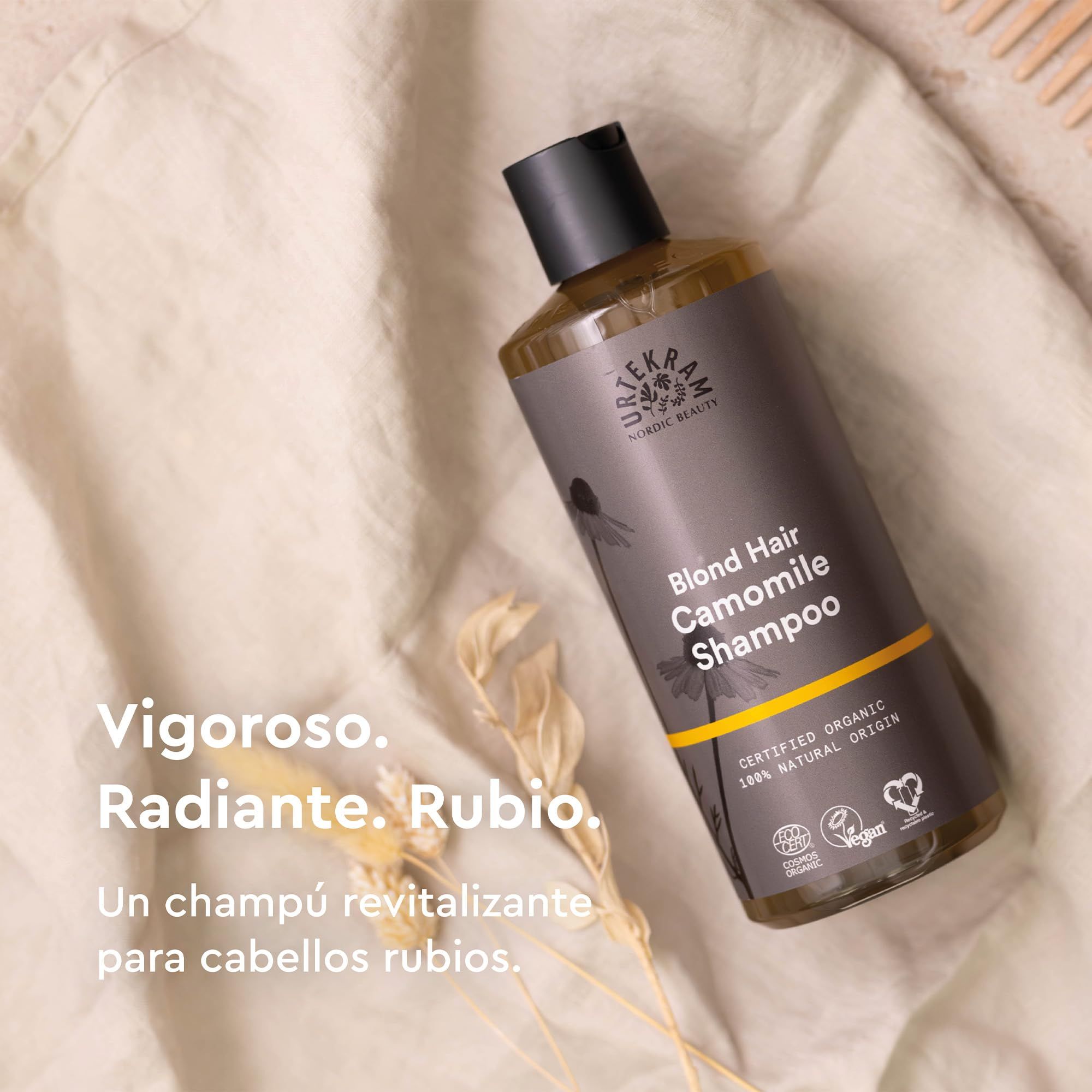 Braune Shampoo-Flasche mit schwarzem Deckel. Aufschrift: Blond Hair Camomile Shampoo. Zertifizierungen: Cosmos Organic, Vegan, Herz-Symbol.