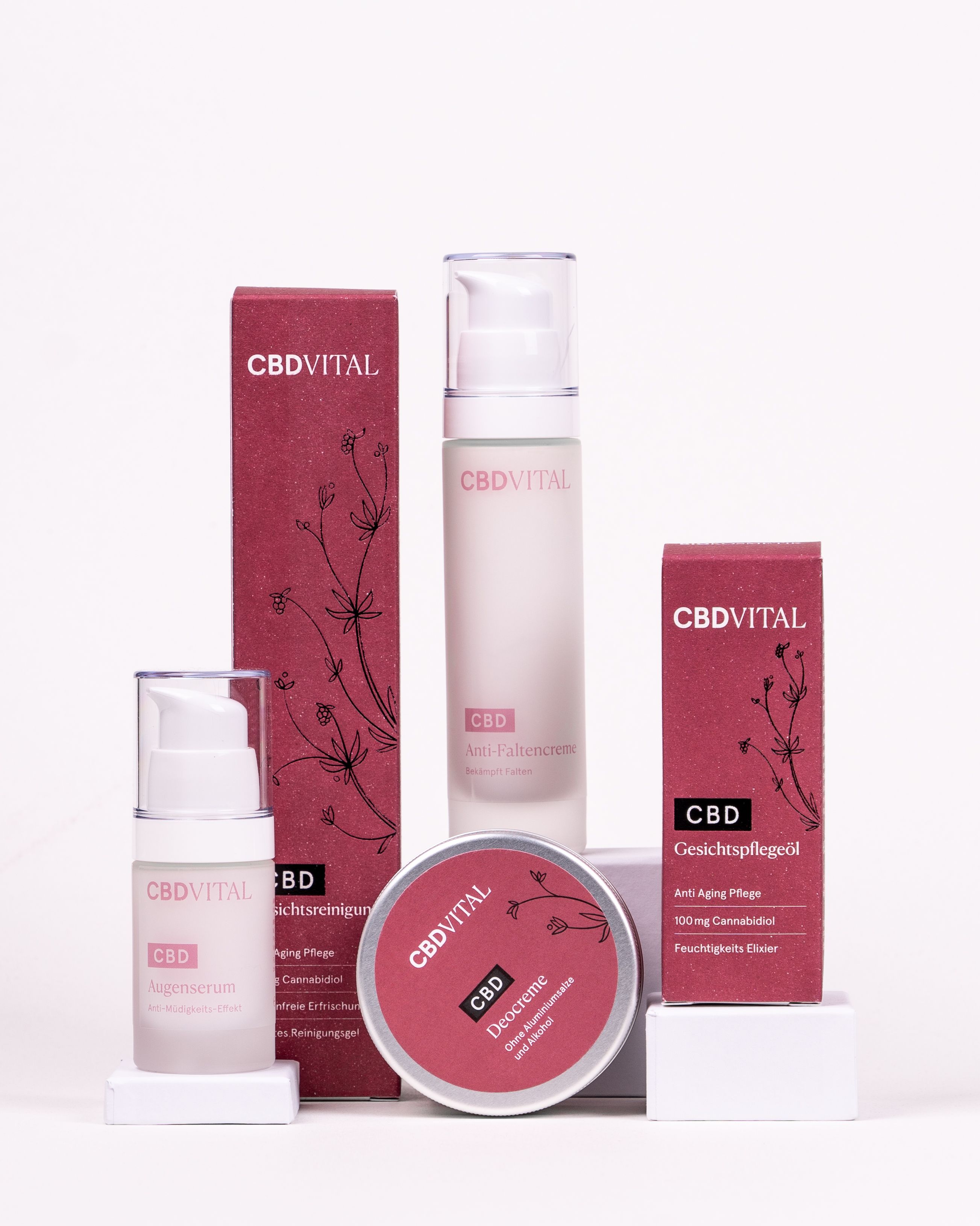 Produkt-Ensemble: Deocreme-Dose, zwei Cremes, zwei Kartons. Aufschrift: CBDVITAL, CBD. Hintergrund: weiß.