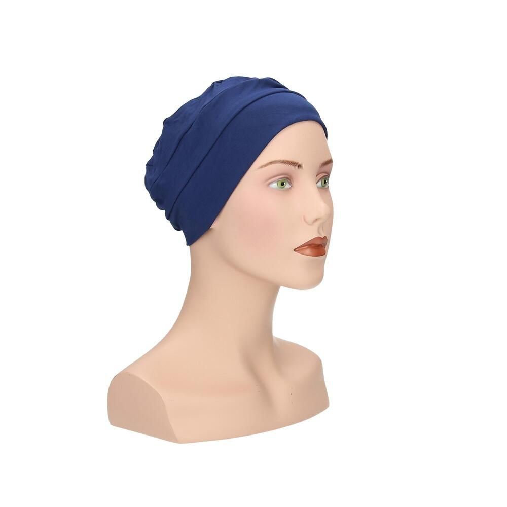 Blauer Turban auf einer Büste. Dreiviertelansicht. Stoffhaube mit gerafftem Design.