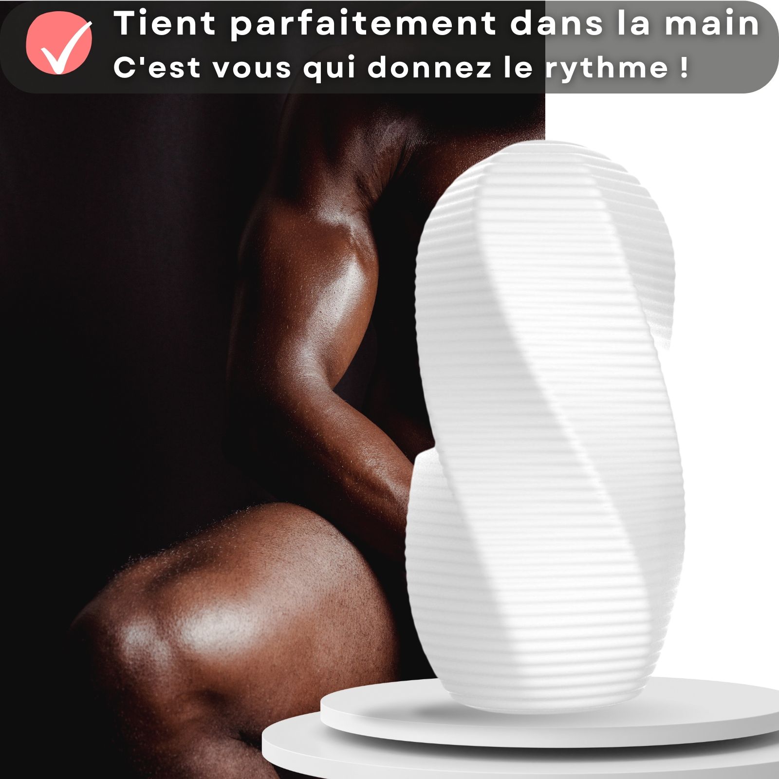 Œuf masturbateur blanc avec surface rainurée. Homme en arrière-plan. Texte: Tient parfaitement dans la main. C'est vous qui donnez le rythme!