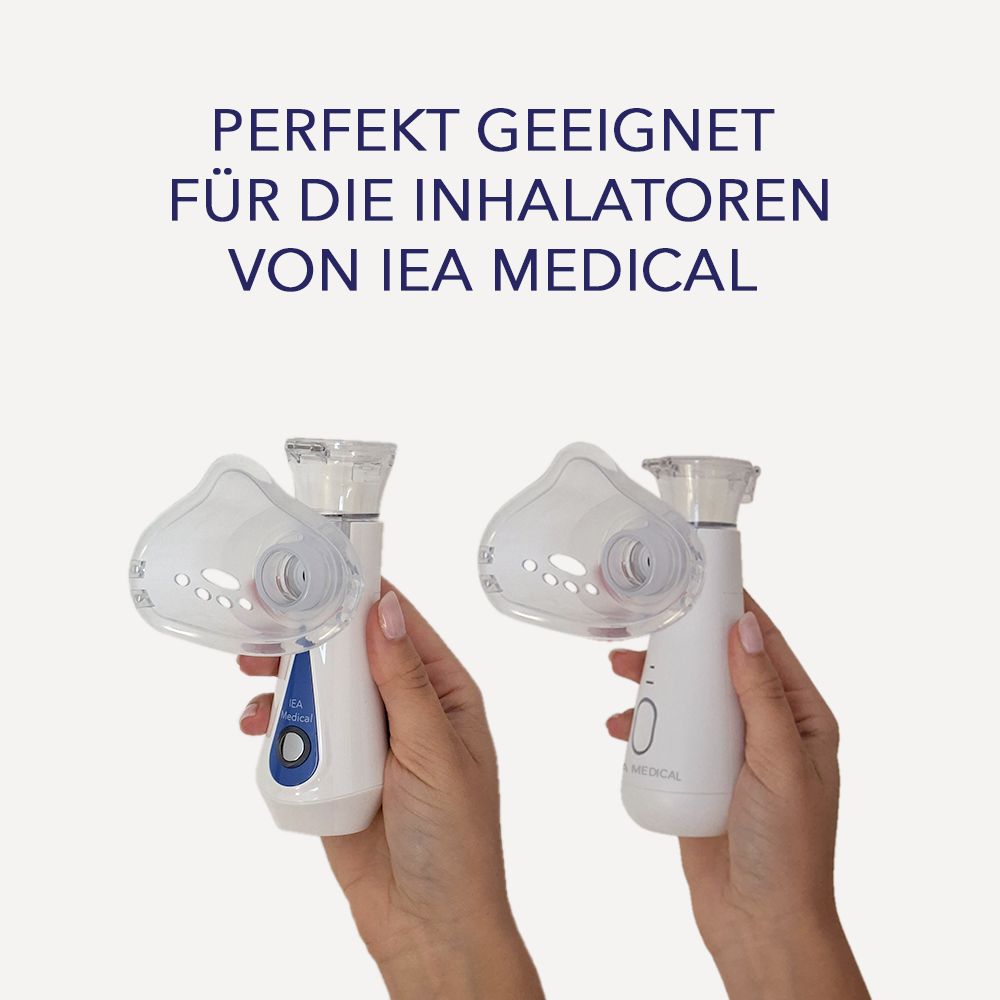 Zwei Hände halten Inhalationsgeräte mit Kindermasken. Text: Perfekt geeignet für die Inhalatoren von IEA Medical.