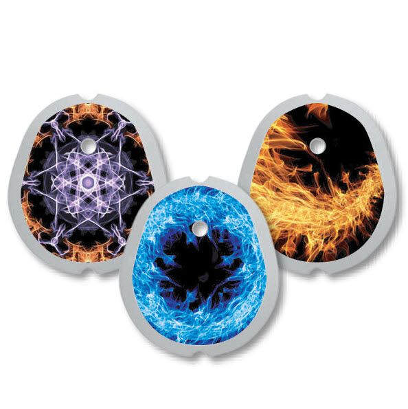 Drei runde Aufkleber mit farbigen Mustern: lila, blau und orange. Jeder hat ein Loch und einen grauen Rand.