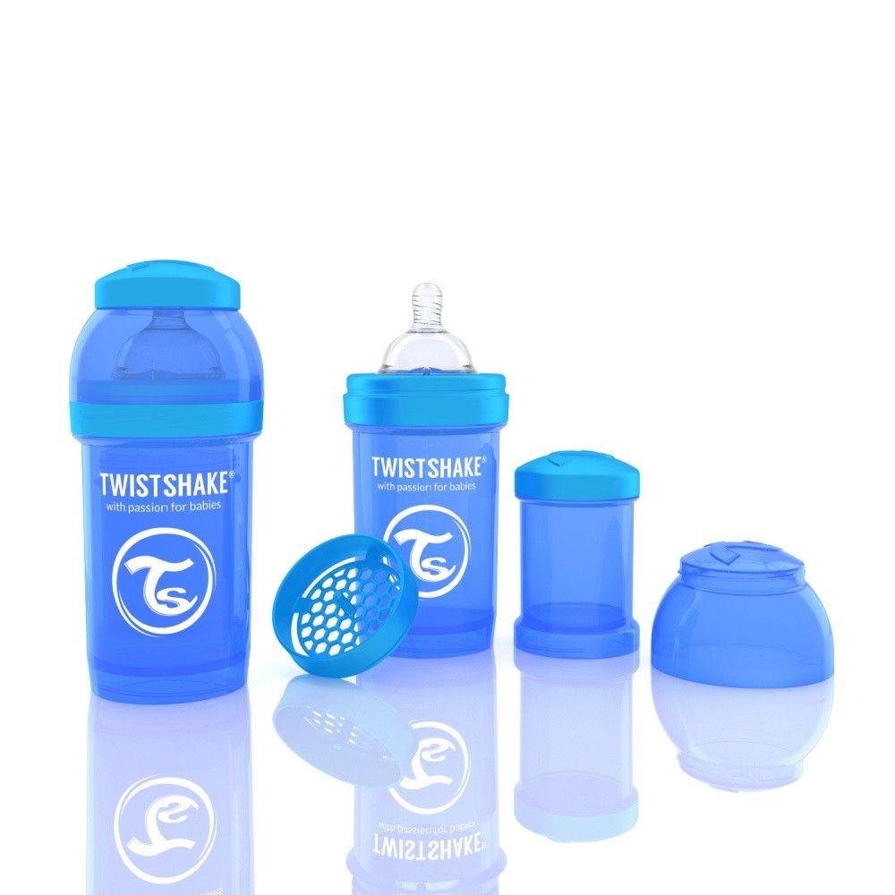 Blaue Babyflasche mit Zubehör. Flasche, Deckel, Sieb, Behälter und Milchpulverportionierer. Marke: Twistshake.