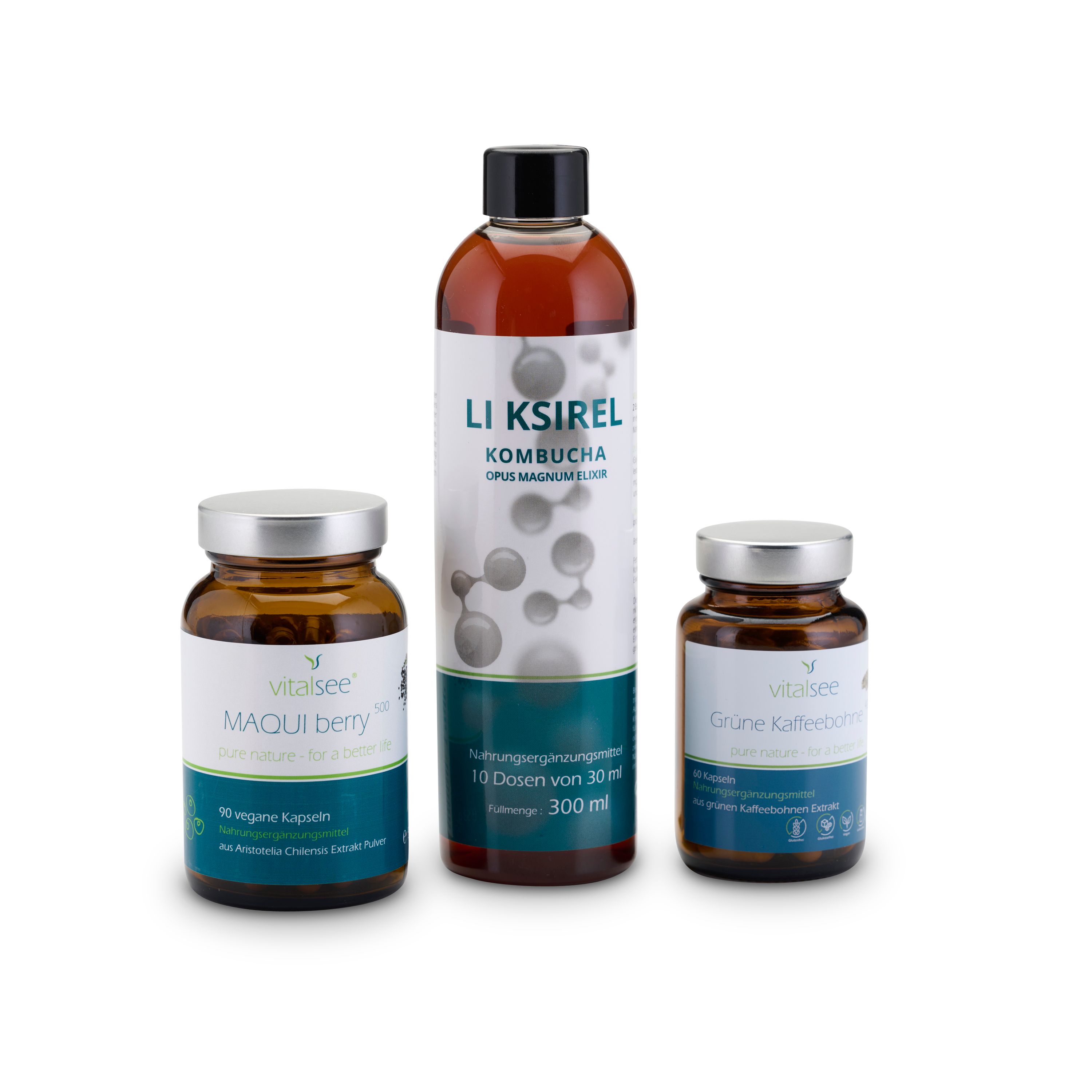 Drei Produkte: Flasche mit Flüssigkeit, zwei Braunglas-Behälter mit Kapseln. Aufschrift: Vitalsee, Maqui Berry, Grüne Kaffeebohne, LIKSIREL Kombucha.