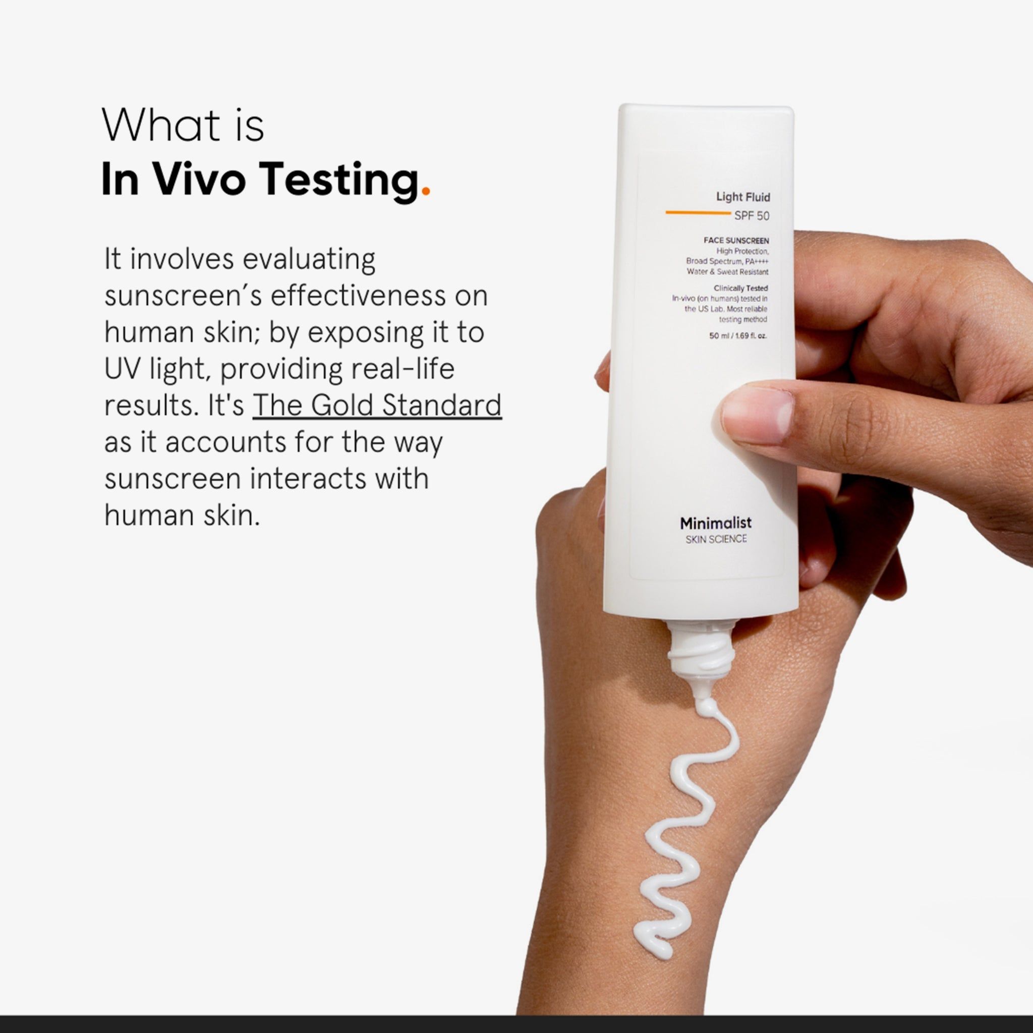 Person hält Tube, aus der Sonnenschutzmittel kommt. Text: Light Fluid SPF 50. Marke: Minimalist.