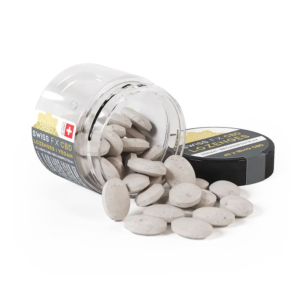 Geöffnete Dose mit SWISS FX CBD Lozenges. Tabletten liegen verstreut. Schwarzer Deckel mit Etikett. Schweizer Kreuz.