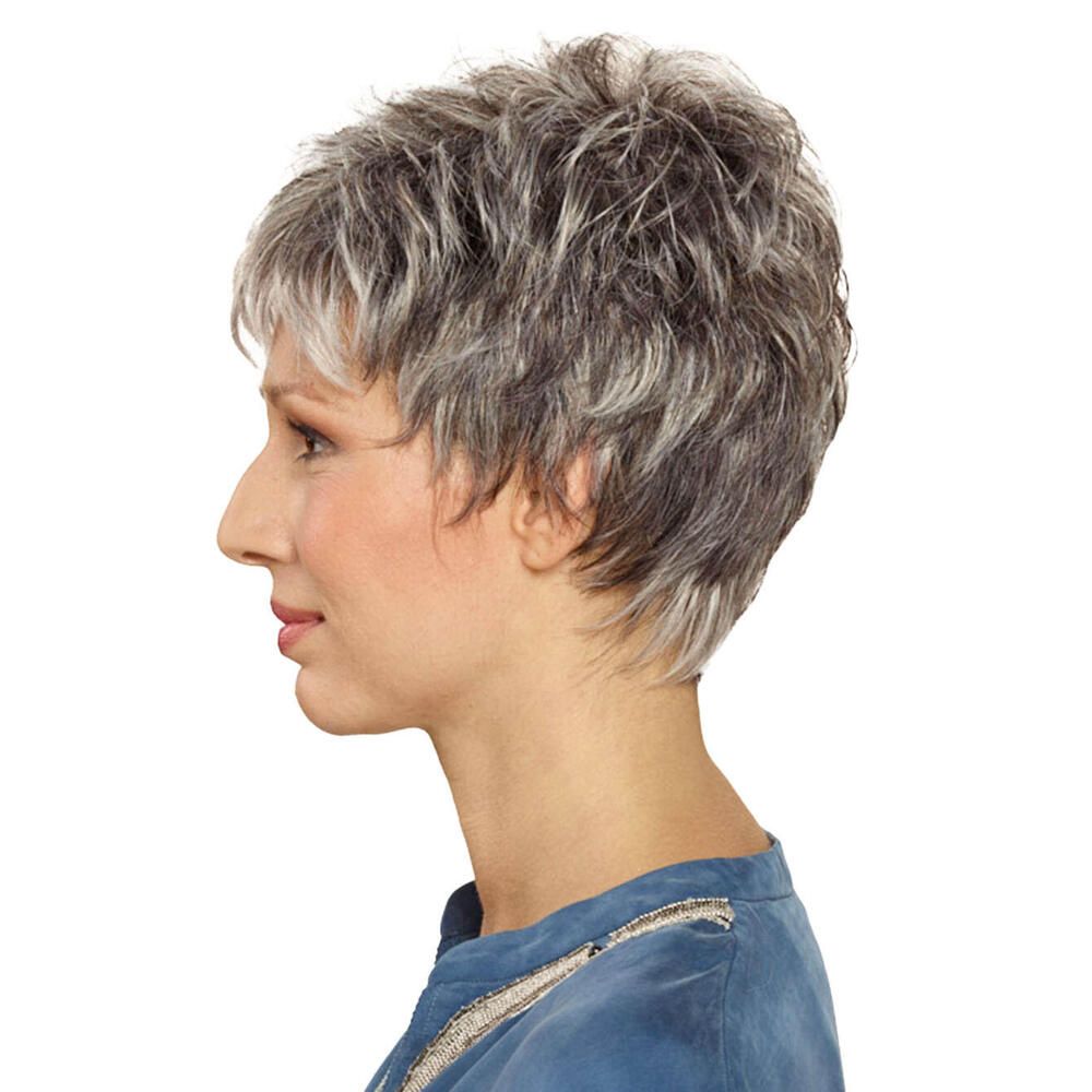 Kurzhaarperücke mit grauen Strähnen. Frau mit blauem Oberteil, Seitenansicht.