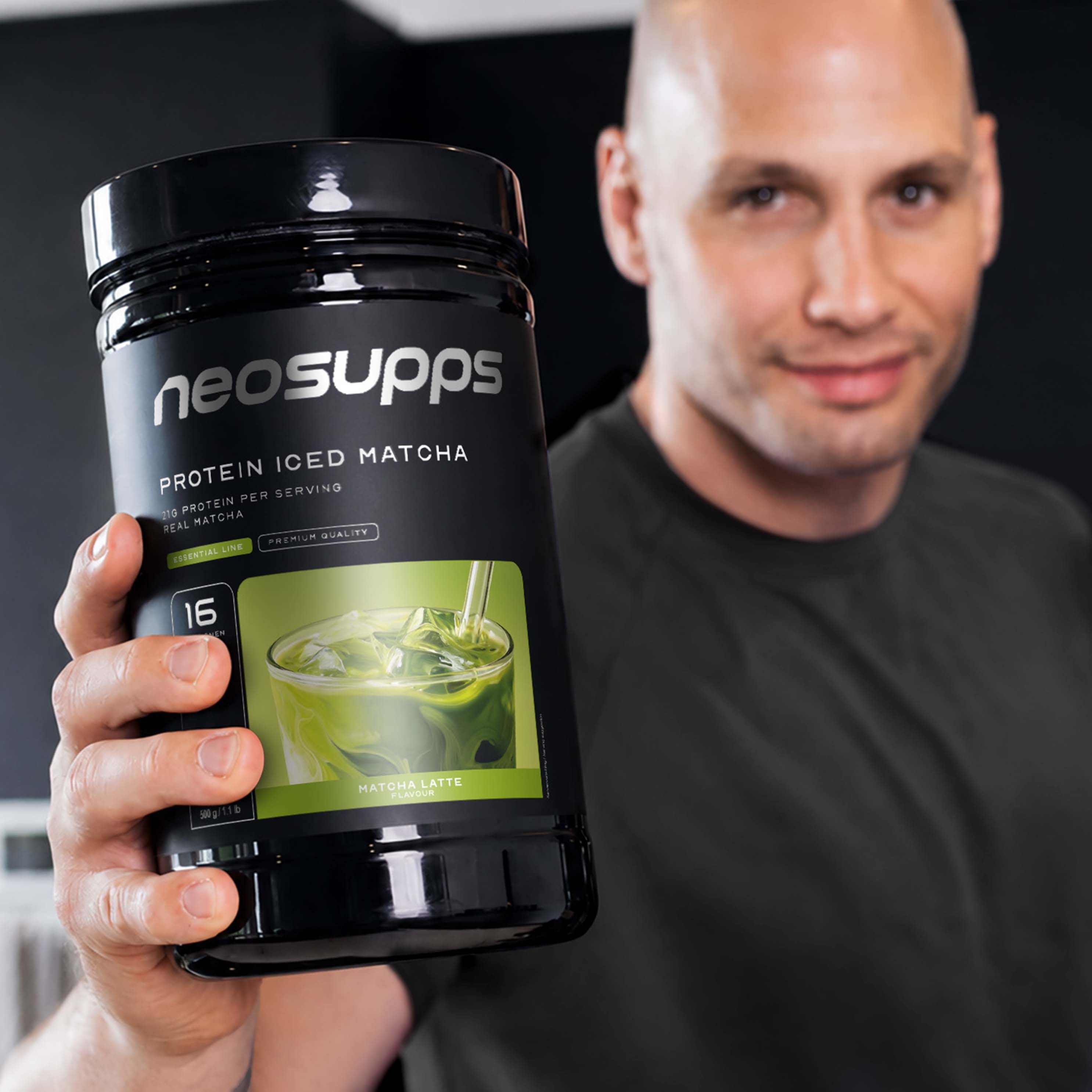Mann hält Neosupps Protein Iced Matcha Dose.