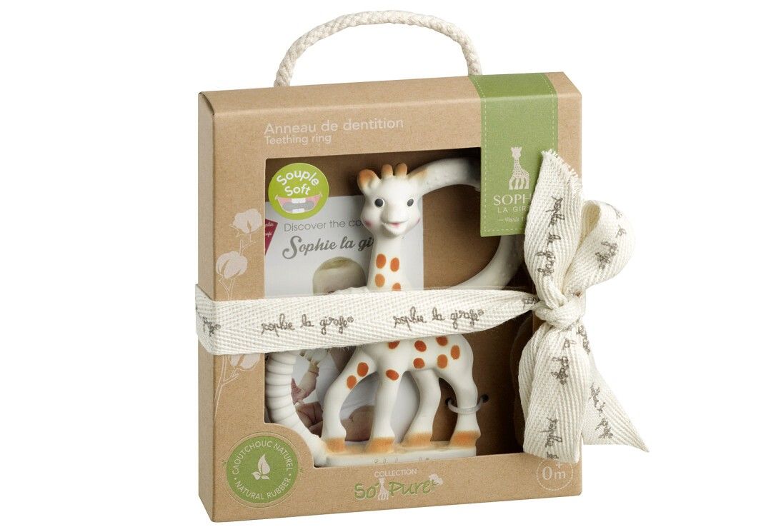 Beißring in Verpackung. Giraffe mit braunen Flecken. Karton mit Sichtfenster. Band mit Schriftzug. Sophie la girafe.