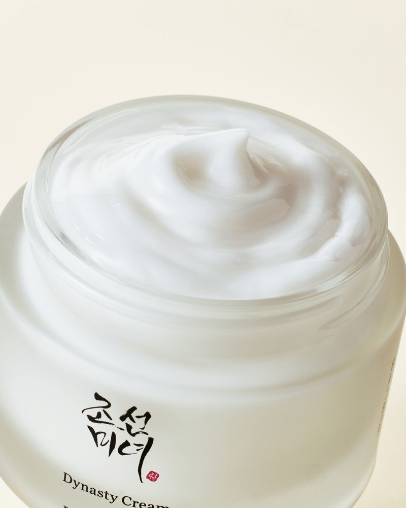 Nahaufnahme des geöffneten Tiegels mit reichhaltiger Creme des Beauty of Joseon Glass Skin Duo.