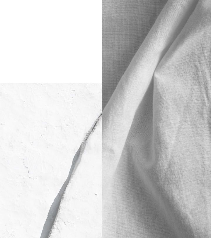 Zwei weiße Oberflächen. Links: raue Oberfläche. Rechts: Stoff mit Falten.