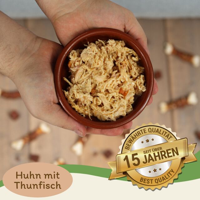 Hundefutter in Schüssel, gehalten. Text: Hühnchen mit Thunfisch. Qualitätssiegel: Bewährte Qualität seit über 15 Jahren.