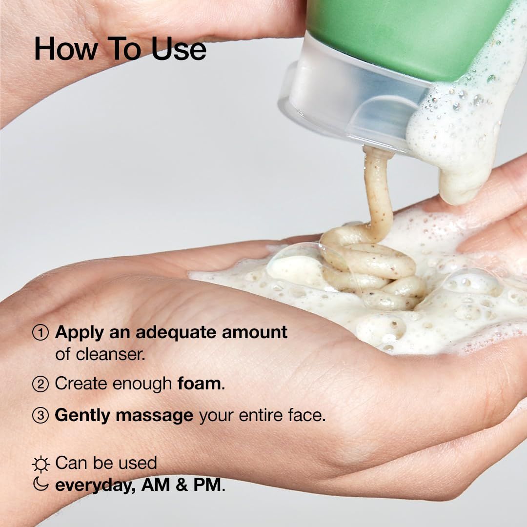 Hände mit Schaum. Text: How To Use. Produkt wird aus Tube gedrückt. Schaum-Textur.