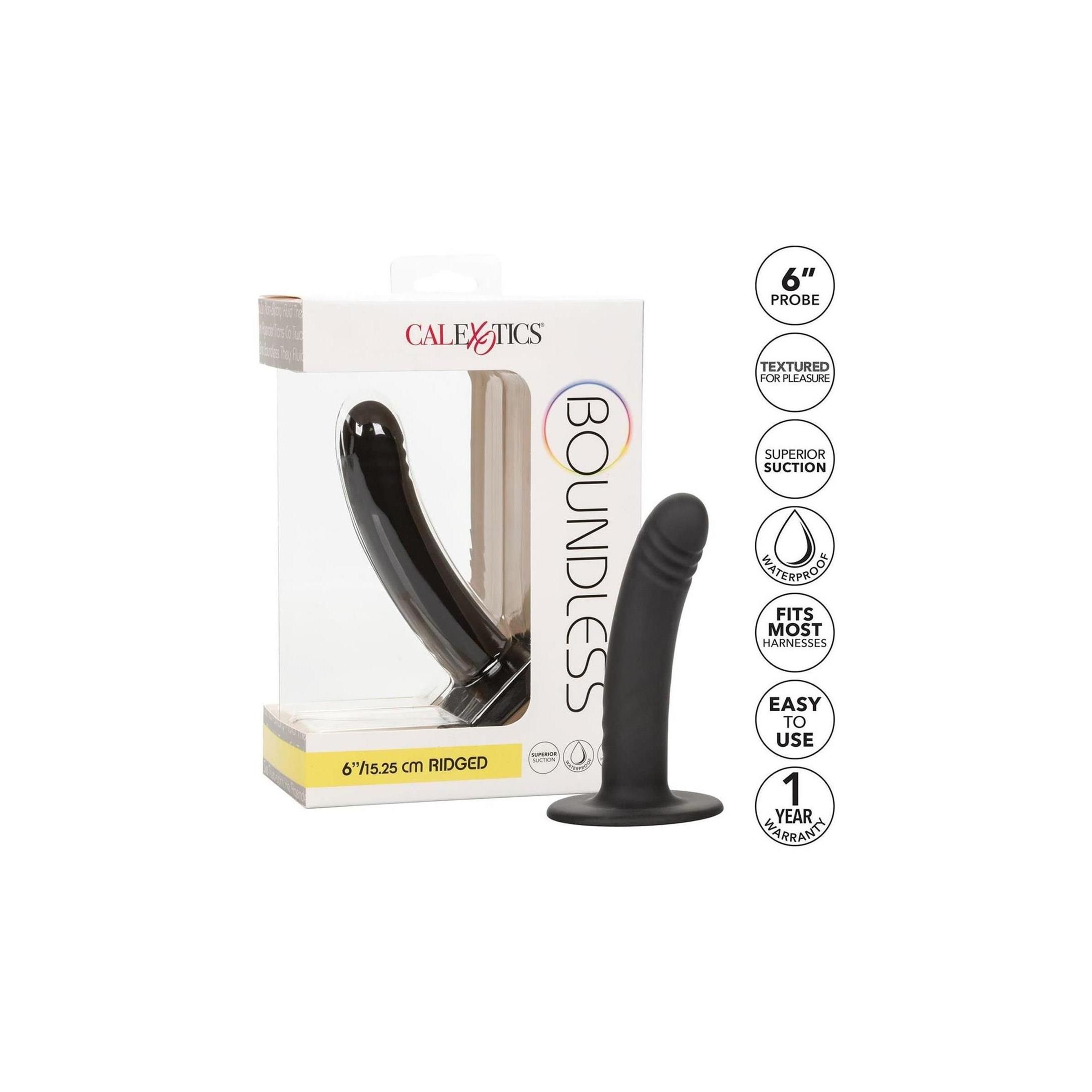 Schwarzes, geriffeltes Sexspielzeug in Verpackung. Marke CalExotics, Produktname Boundless. 6"/15,25 cm. Mit Saugnapf.