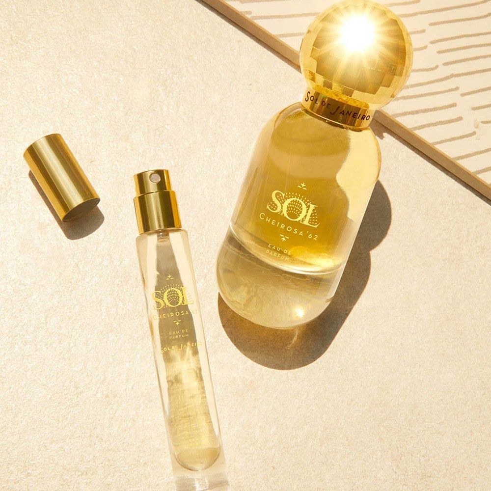 Zwei Parfumflakons und eine goldfarbene Kappe. Aufschrift: Sol Cheirosa '62 Eau de Parfum.