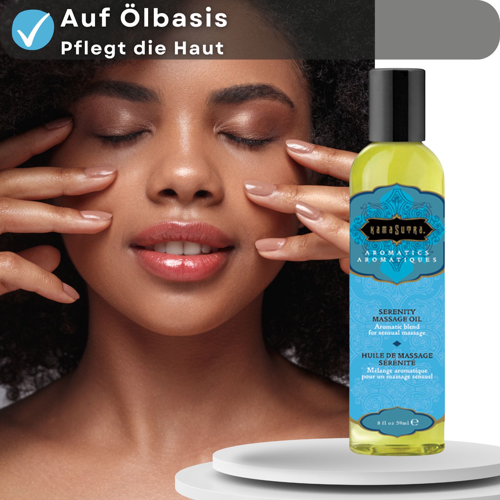 Kamasutra Massageöl Serenity. Flasche mit schwarzem Deckel, blau-türkis Etikett. Text: Aromatics, Serenity Massage Oil, Huile de massage Serenite. Frau mit geschlossenen Augen.