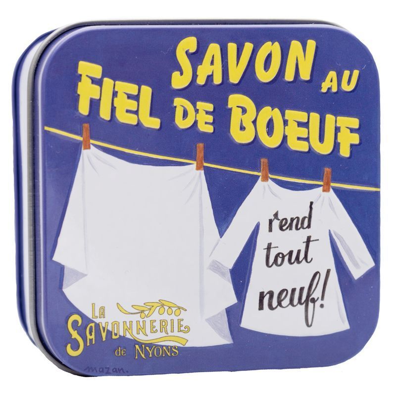 Blaue Metallbox mit gelbem Schriftzug SAVON AU FIEL DE BOEUF. Abgebildet sind weiße Wäschestücke. Logo: La Savonnerie de Nyons.