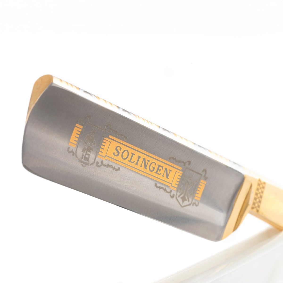 Rasierklinge mit goldfarbenem Schriftzug SOLINGEN. Klinge aus Metall, Griff aus hellem Material.