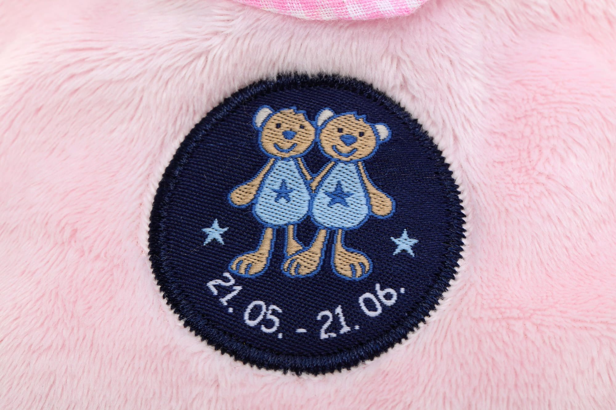 Detail des Aufnähers auf dem Schnuffeltuch. Zwei Teddybären, Sterne und Datumsangabe.