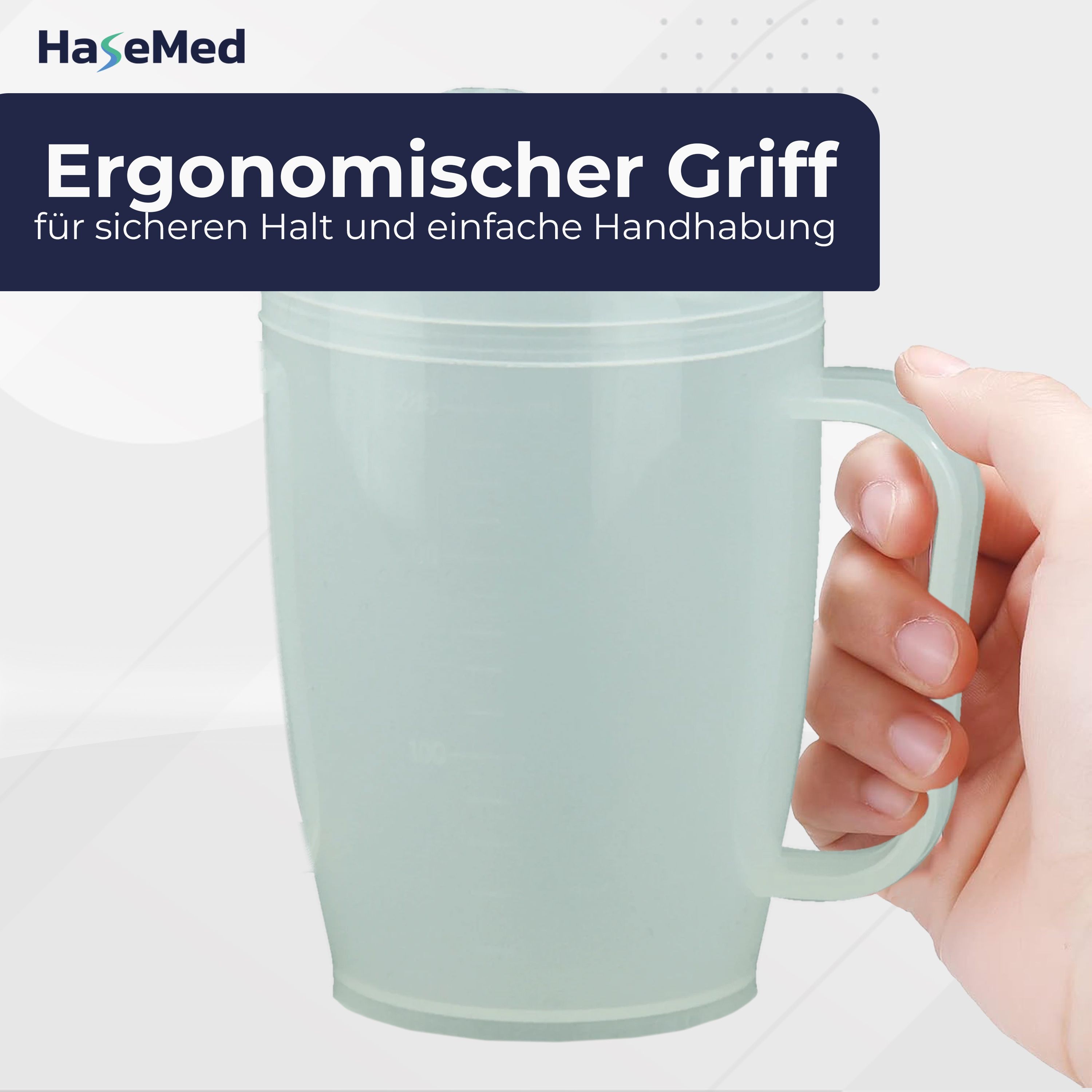 Hellgrauer Trinkbecher mit Griff und Tülle. Ergonomischer Griff. Hand hält den Becher. Marke HaseMed.
