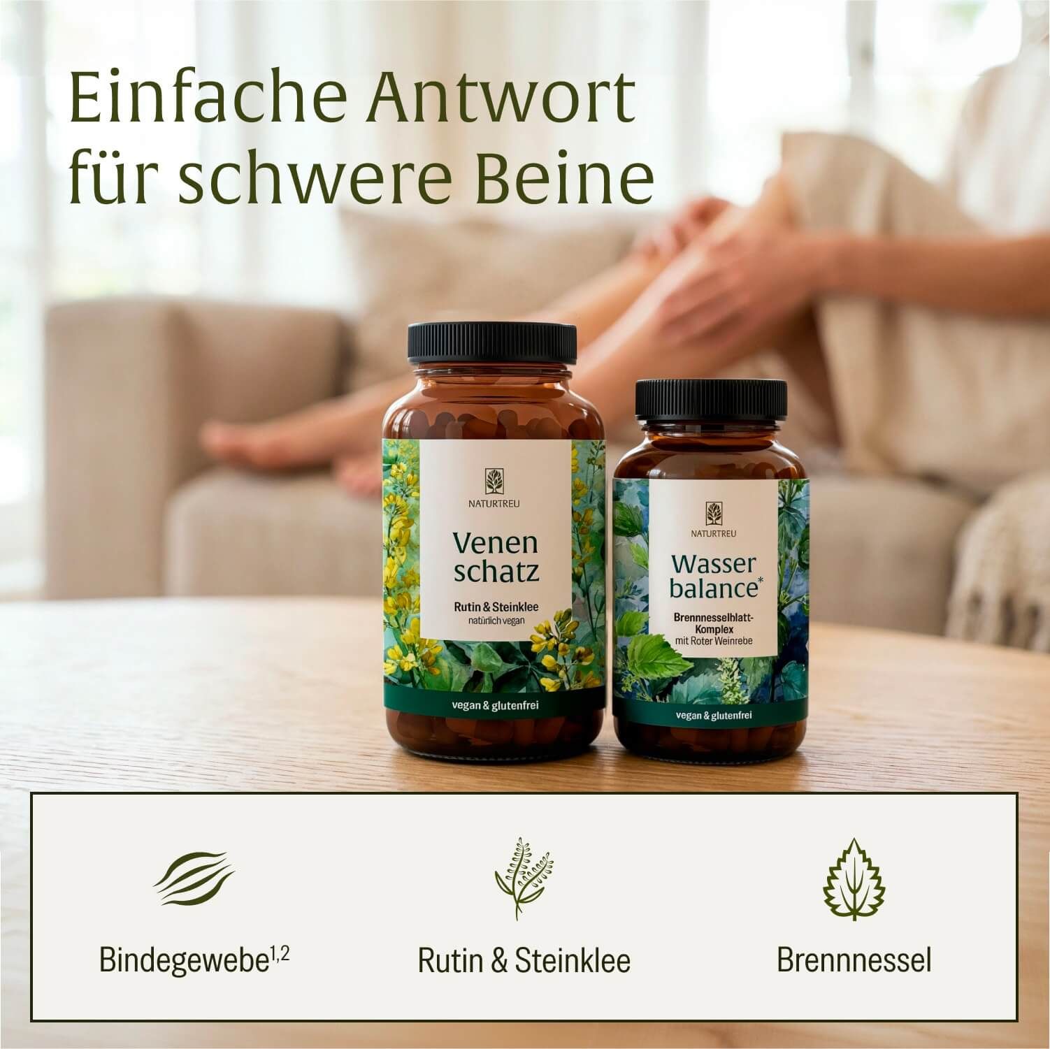 NATURTREU® 'Venen schatz' und 'Wasser balance' Flaschen auf einem Tisch vor einer sitzenden Person.