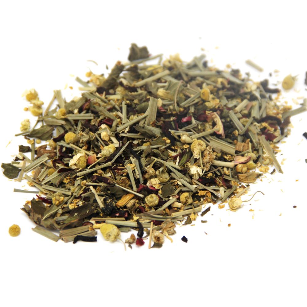 Nahaufnahme von Kräutern und Beeren. Verschiedene getrocknete Kräuter, Blüten und Beeren auf weißem Hintergrund.