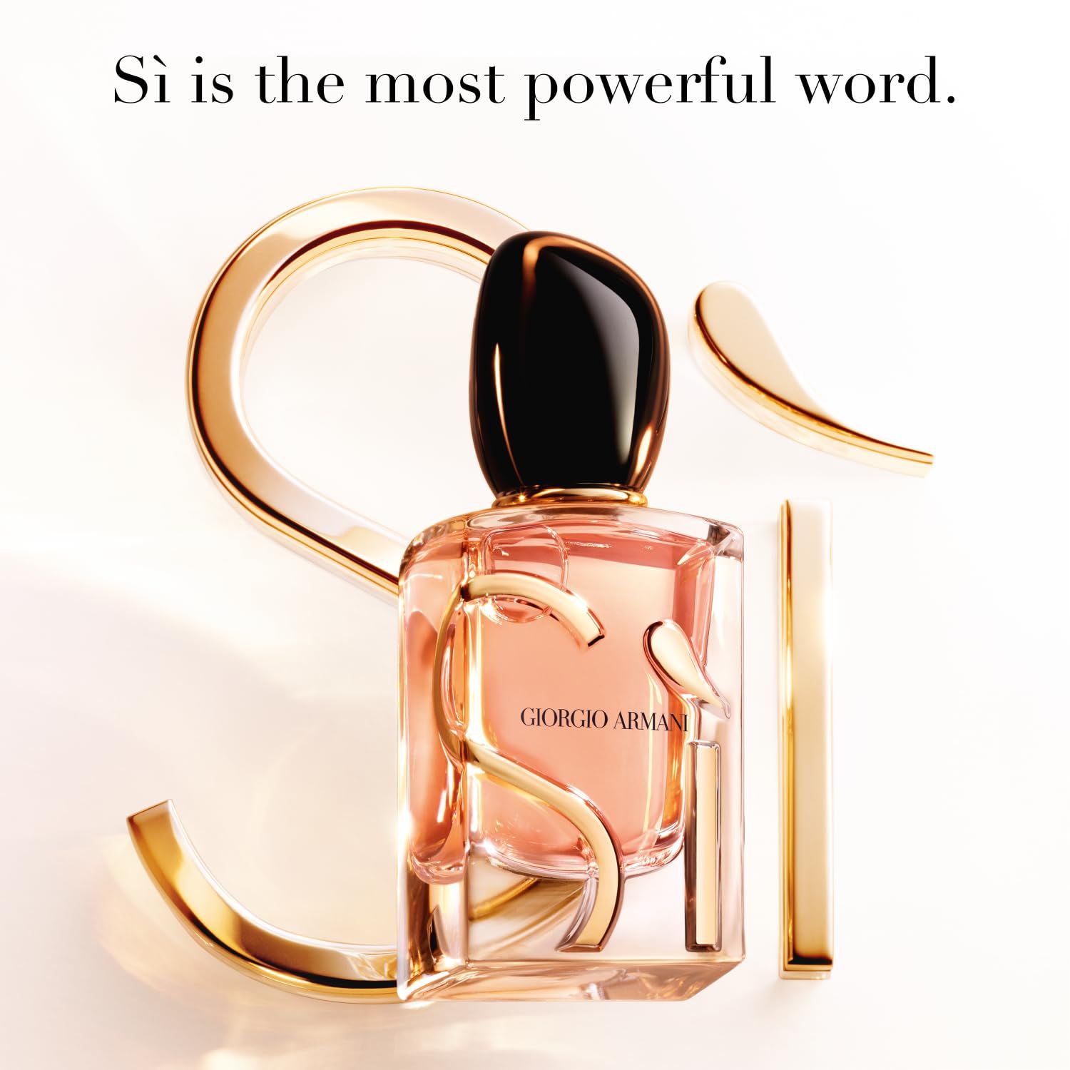Giorgio Armani Si Eau de Parfum Intense Flakon. Goldene Buchstaben und Details. Schwarzer Deckel. Rosa Flüssigkeit.