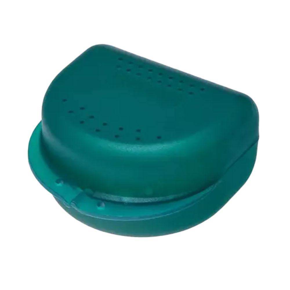 Grüne Zahnspangenbox mit perforiertem Deckel. Ovale Form mit abgerundeten Kanten. Kunststoff. Geschlossen.