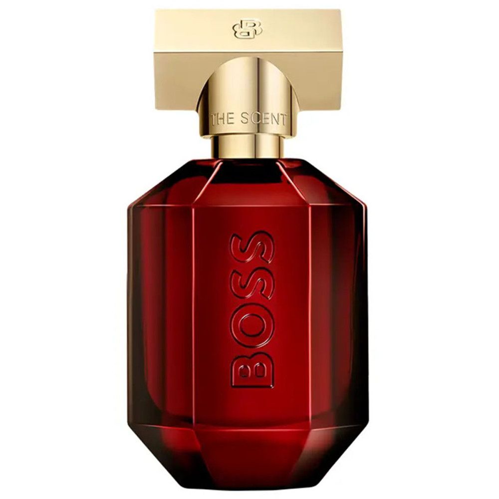 Roter Glasflakon mit goldfarbenem Verschluss. BOSS-Schriftzug auf der Vorderseite. "THE SCENT" ist auf dem Verschluss sichtbar.