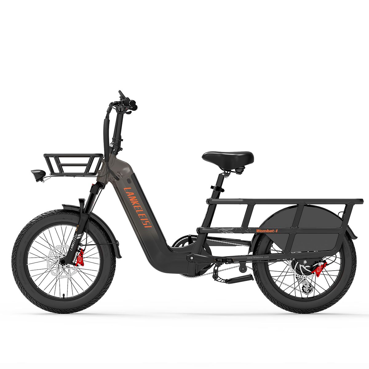 Schwarzes Lasten-E-Bike mit Frontkorb und Heckträger. Lankeleisi-Logo. Rote Bremssättel. Schwarze Reifen.