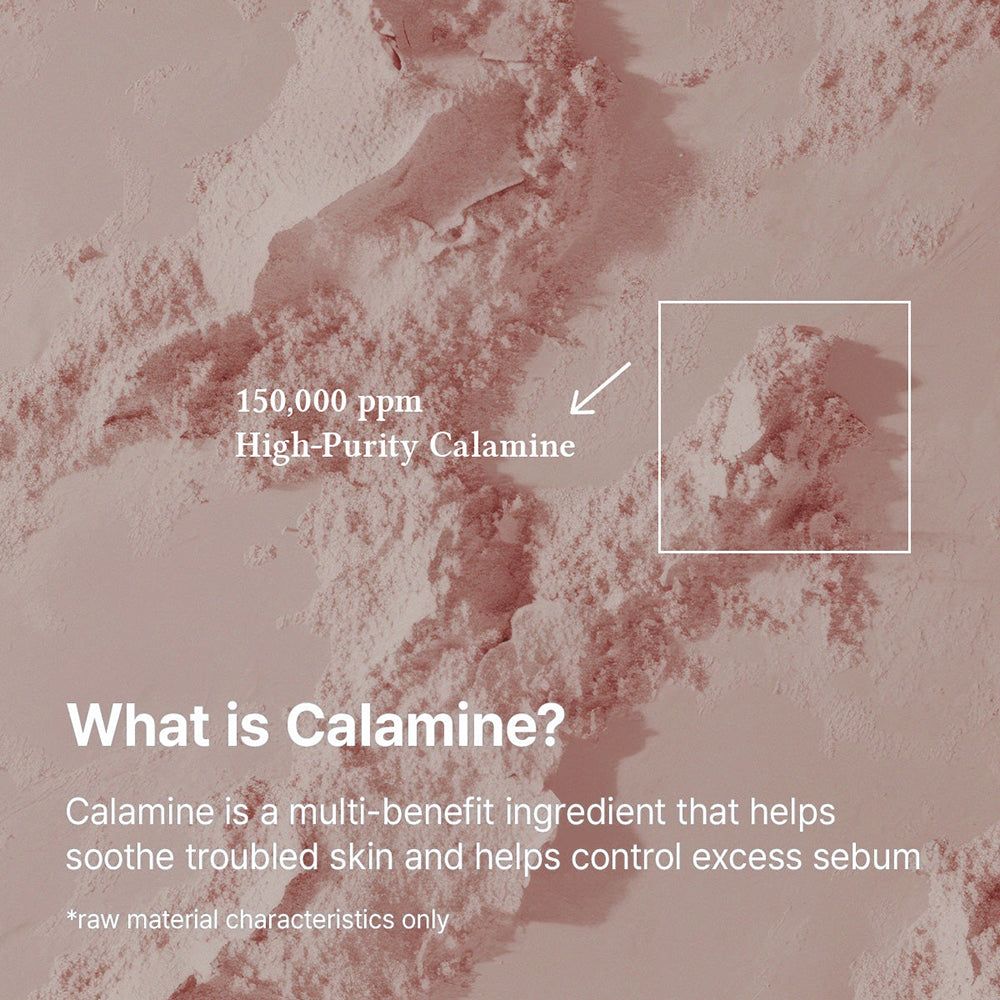 Nahaufnahme von rosa Calamin-Pulver mit einem Ausschnitt.