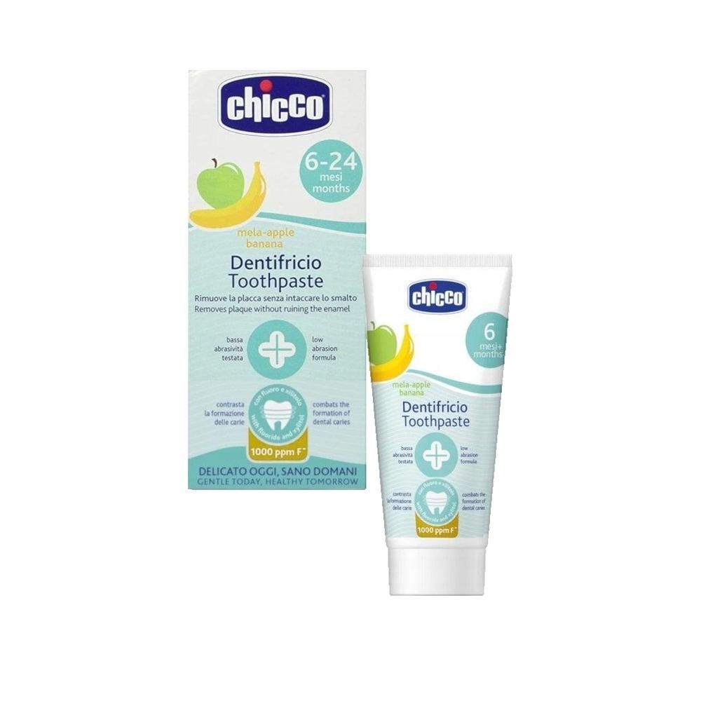 Zahncreme-Tube und Verpackung. Marke CHICCO. Text: 6-24 mesi, Dentifricio Toothpaste. Apfel-Banane-Motiv. Weiß, hellblau und grün.