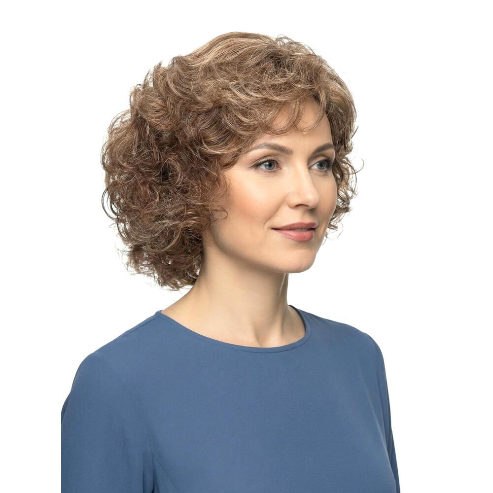 Perücke mit lockigem, braun-blondem Haar. Frau mit blauem Oberteil, Blick zur Seite.