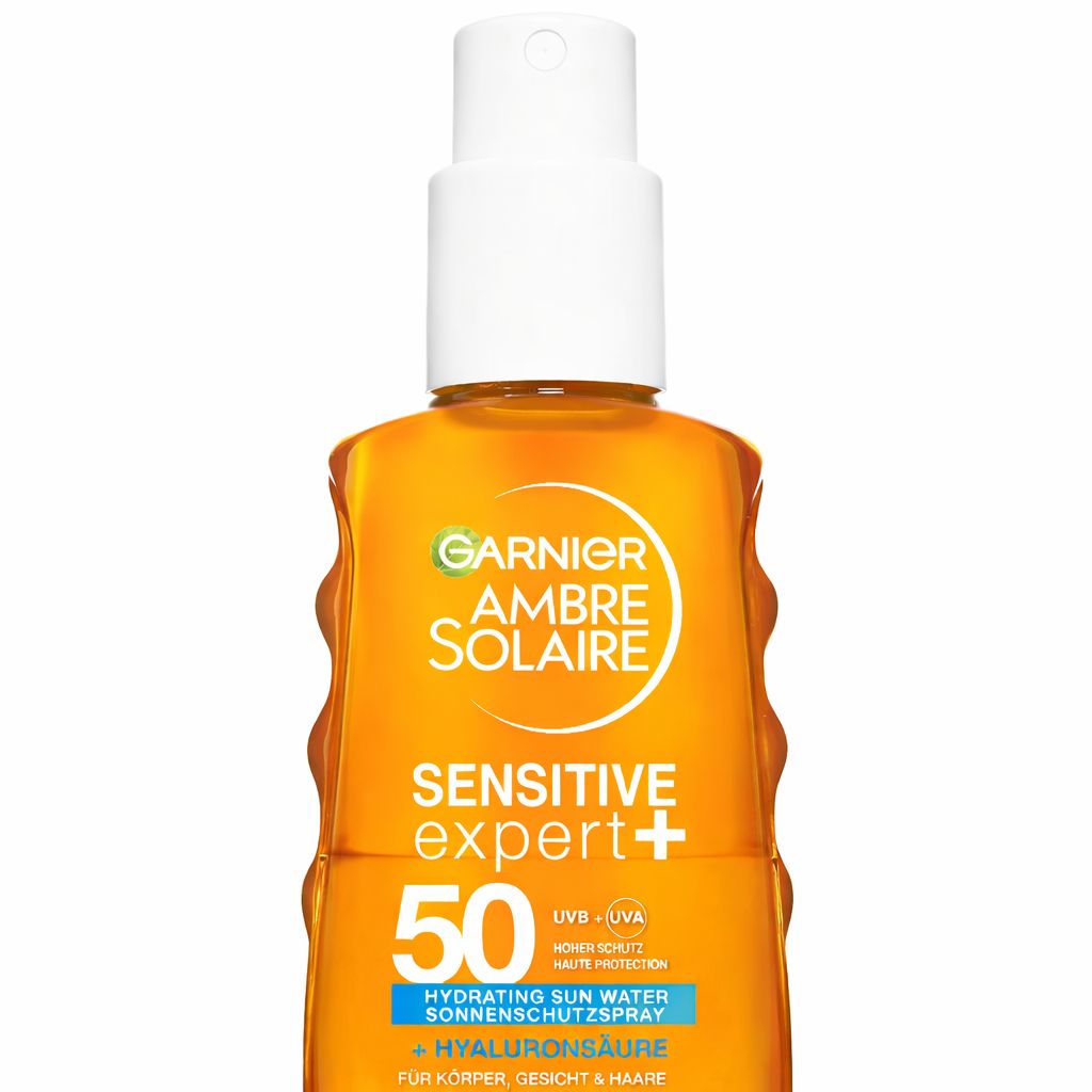 Garnier Ambre Solaire Sensitive Expert+ Sonnenspray LSF 50. Orangefarbene Flasche mit weißem Sprühkopf. Text: Sensitive Expert+, 50, UV-Schutz.