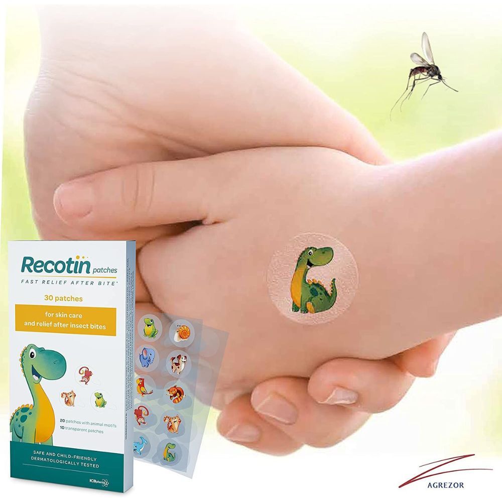 Kind mit Pflaster auf der Hand. Packung Recotin Patches daneben. 30 Pflaster, 20 mit Tiermotiven, 10 transparent.