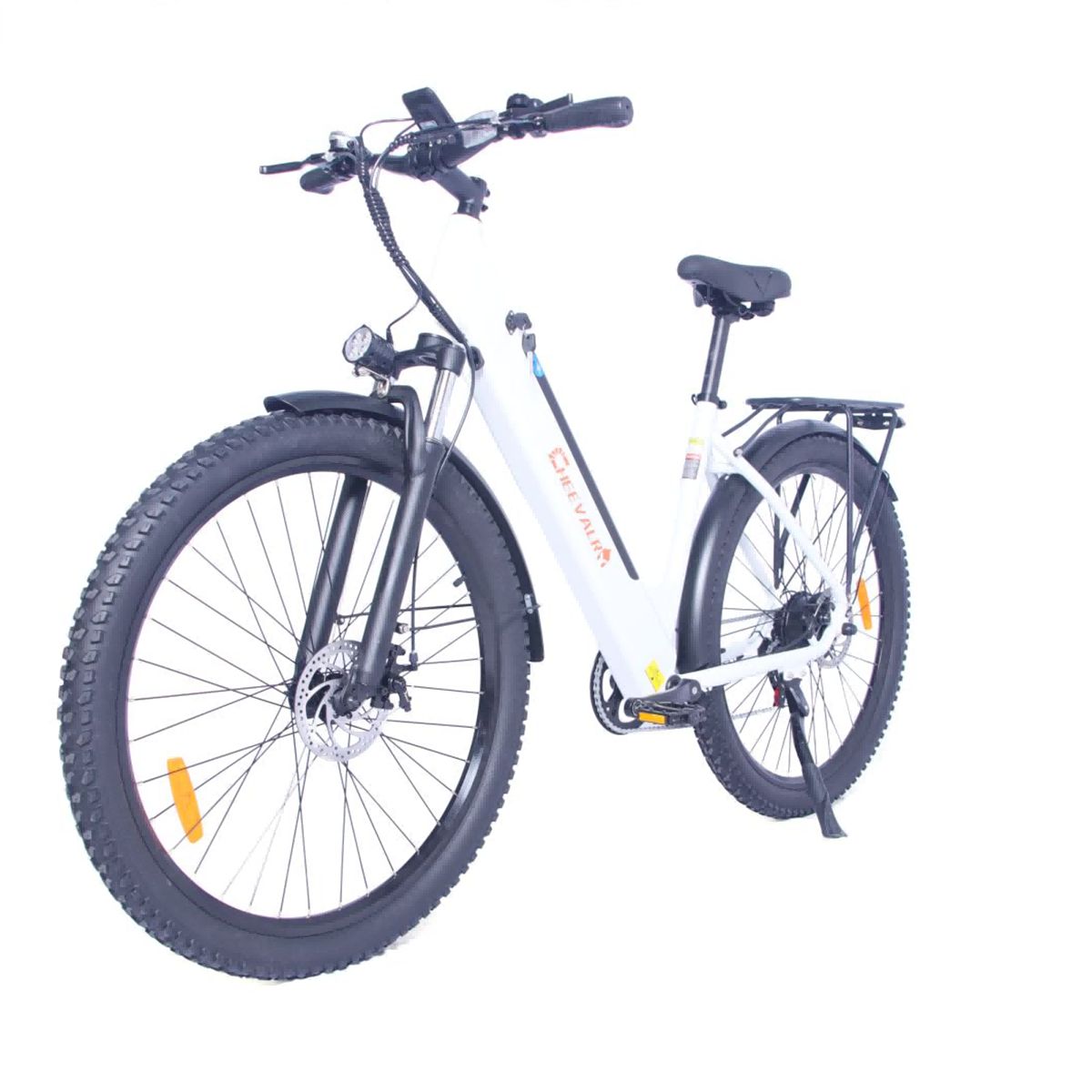 Weißes Elektrofahrrad mit schwarzen Reifen, Frontscheinwerfer und Cheevalry-Logo am Rahmen.