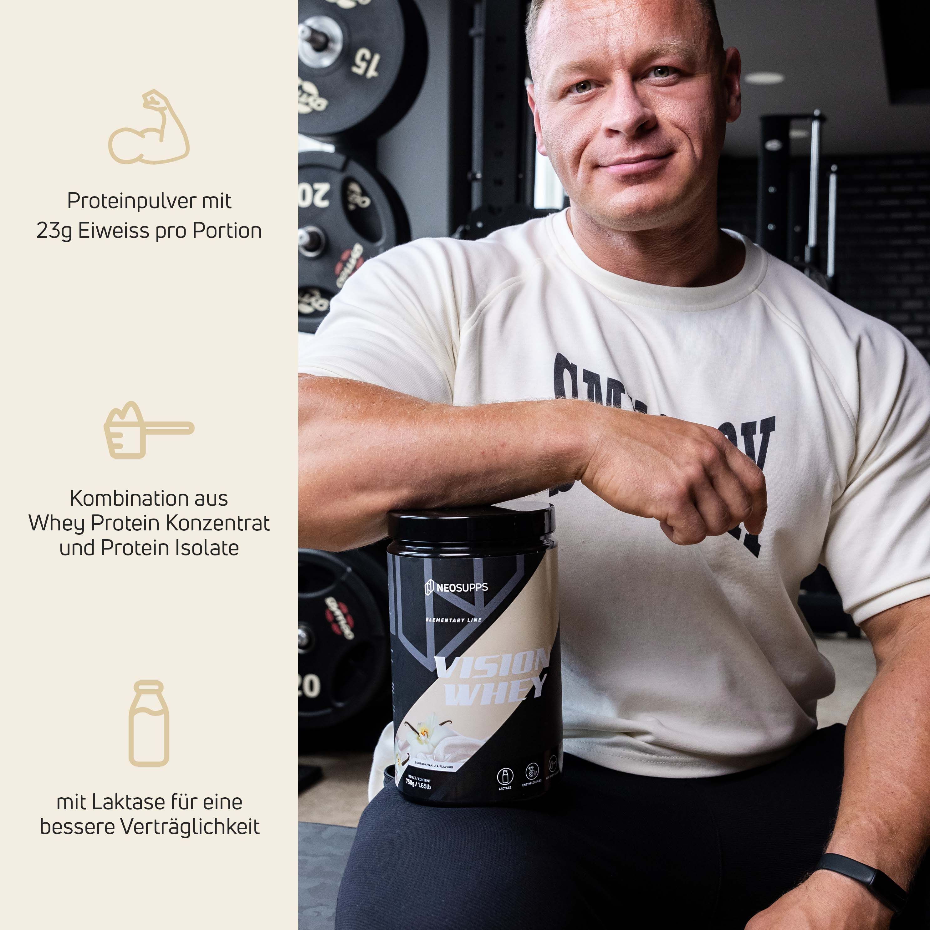 Schwarze Dose mit Neosupps Vision Whey. Mann im Fitnessstudio. Text: Protein, 23g Eiweiß pro Portion, Laktase.