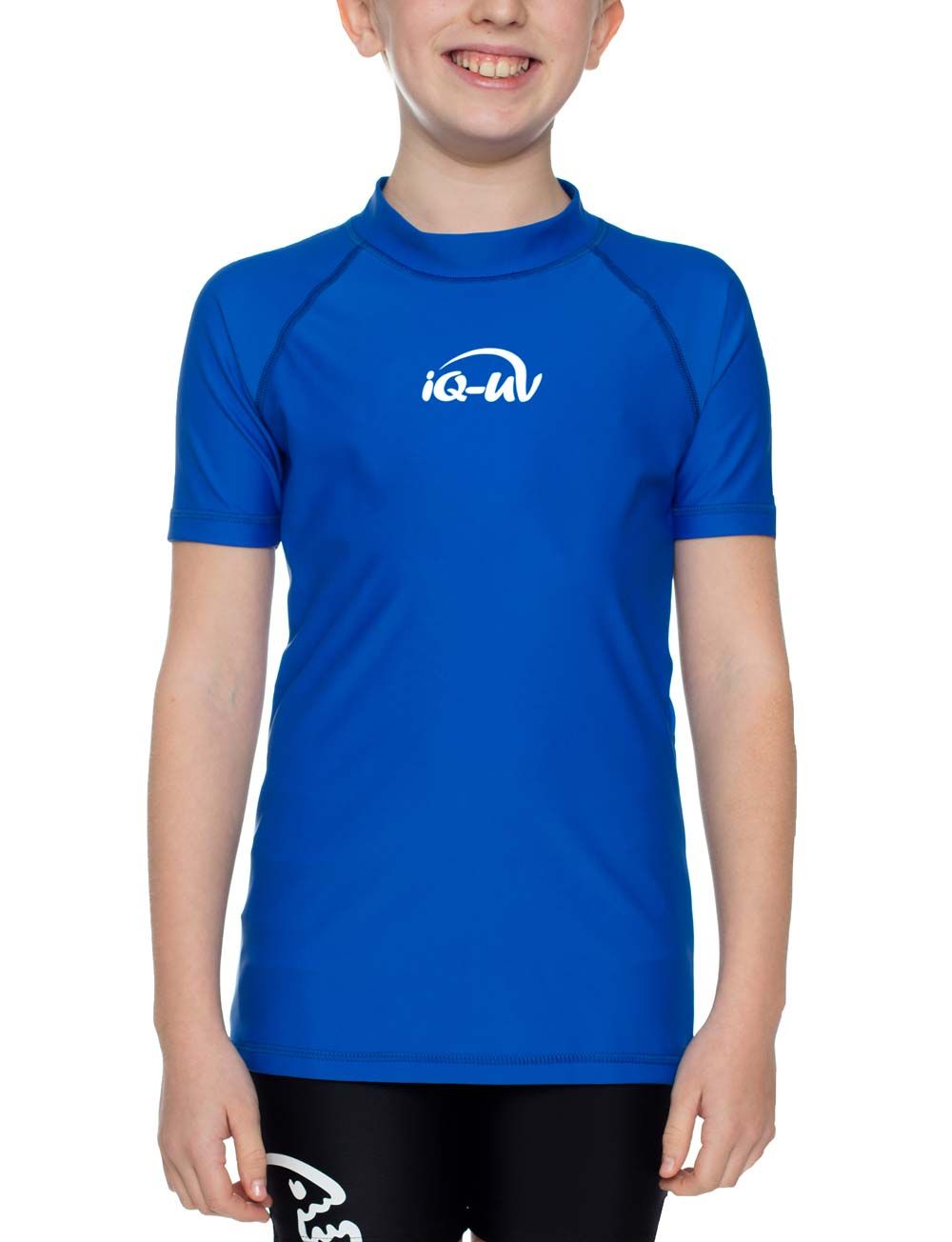 Kind trägt blaues UV-Shirt mit kurzem Arm und Stehkragen. Logo auf der Brust. Kind steht.