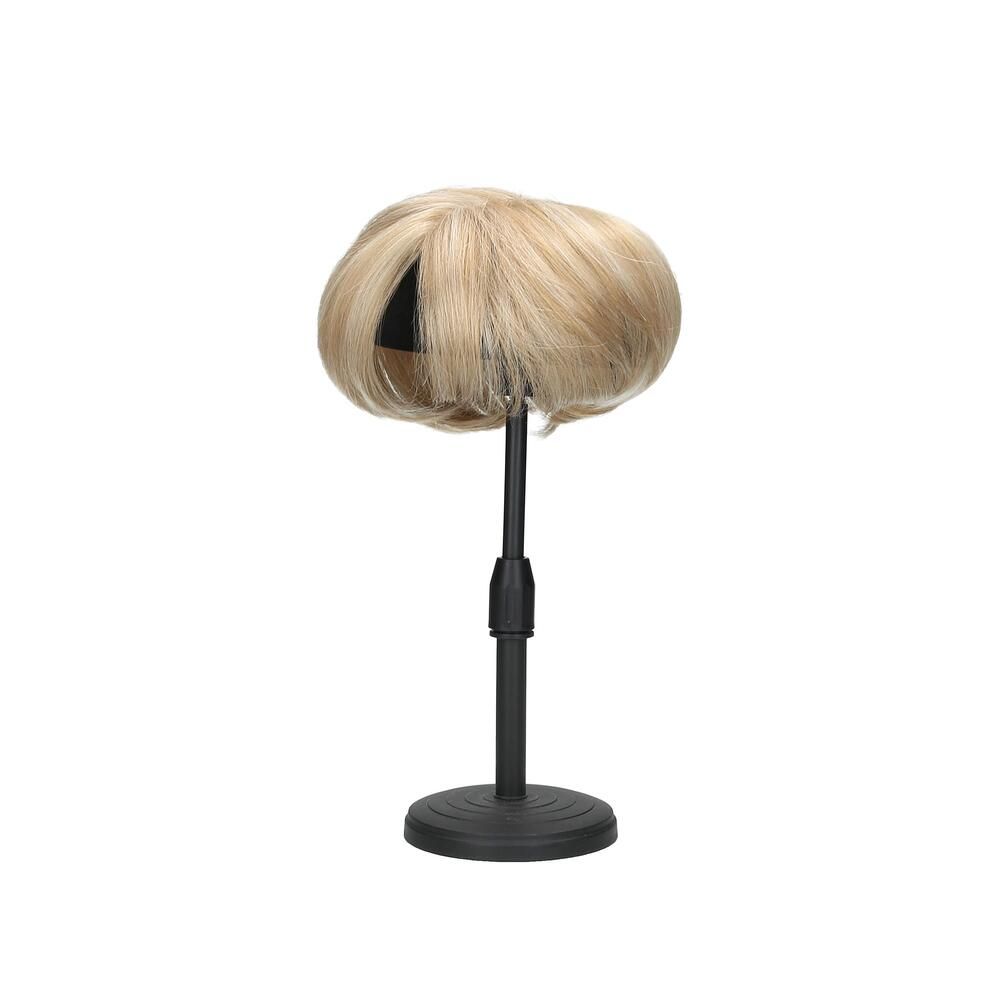 Hellblondes Haarteil auf einem schwarzen Ständer. Das Haarteil hat eine runde Form.