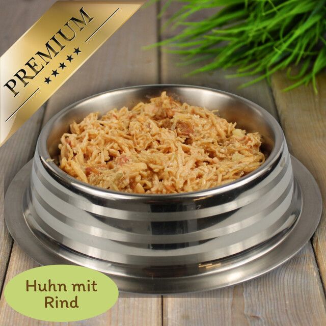 Hundefutter in Edelstahlnapf. Text: Hühnchen mit Rind. Premium-Siegel.